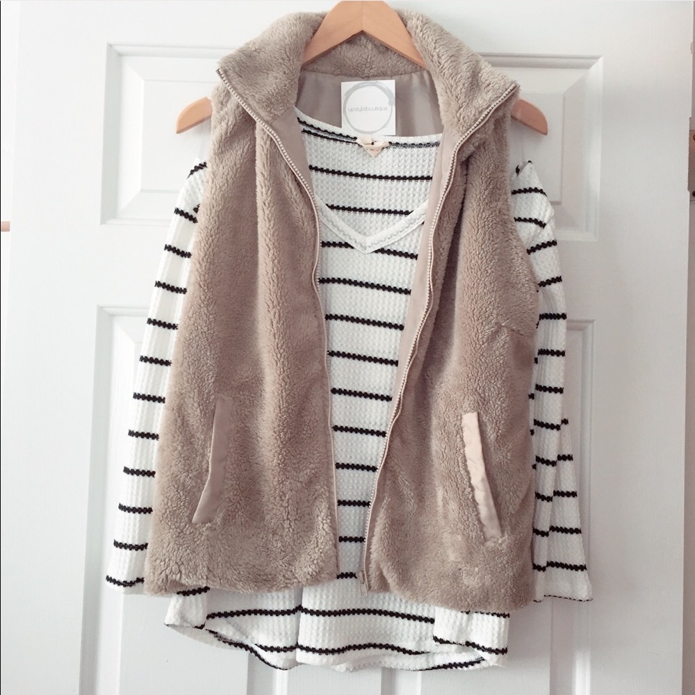 ❗️Two Left❗️NWT Fleece Light Olive Green Vest - Picture 2 of 5